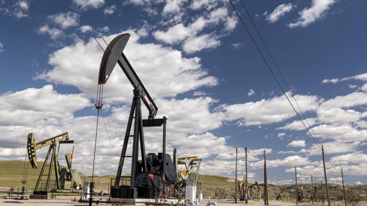 Oil retreats on surprise rise in U.S. stocks, weakening demand outlook